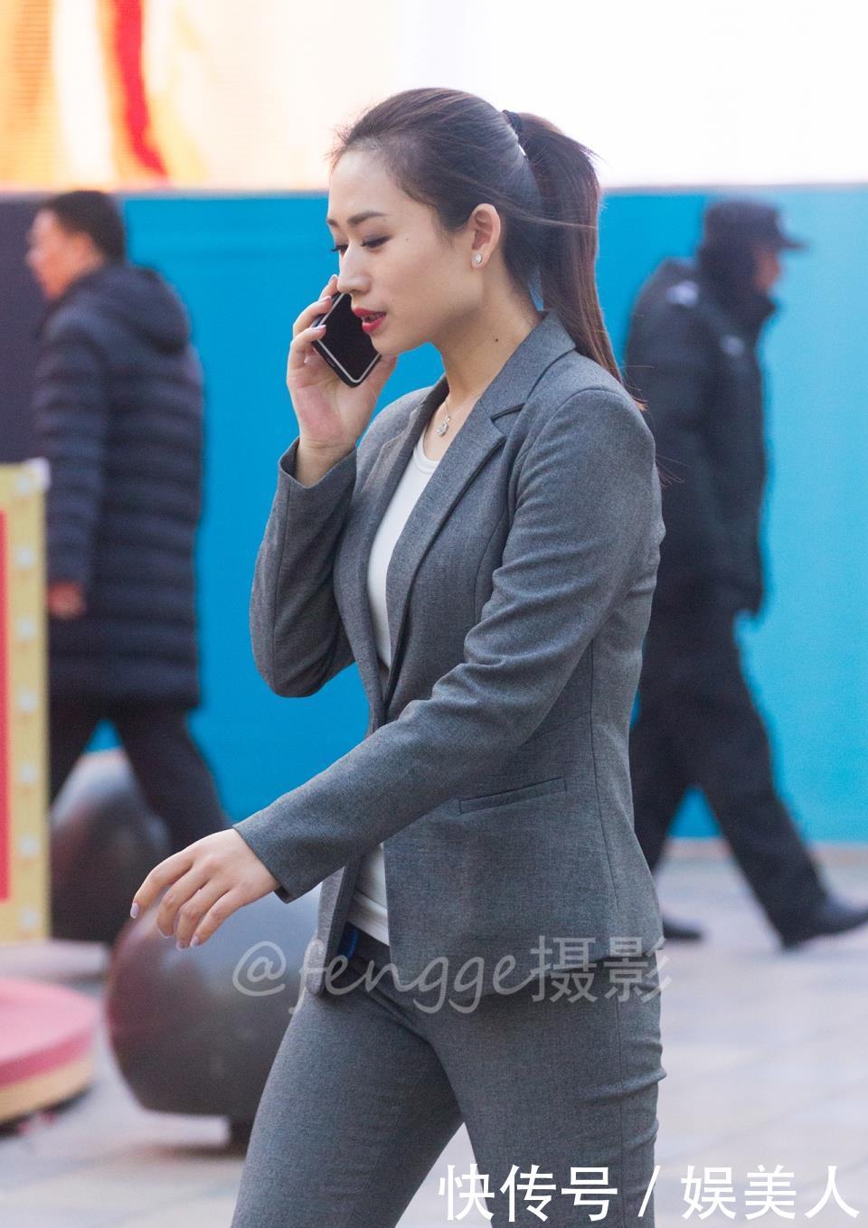「 打电话」打电话时专注干练的样子真迷人，街拍：OL范美女身穿修身灰西装