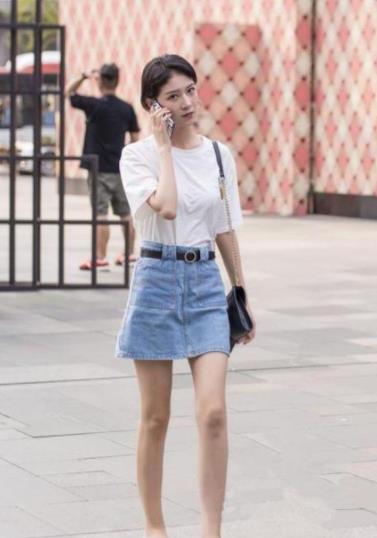 『 身穿』身穿一条吊带长裙,尽显优雅的女神范,街拍:气质高雅的长发小姐姐