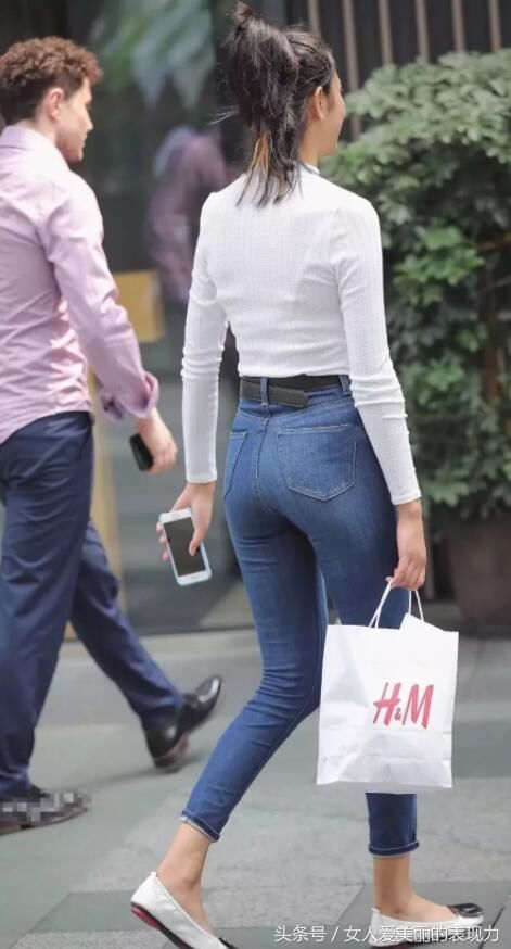 紧身牛仔裤搭配紧身衣，玲珑有致的身材会让你非常的喜欢