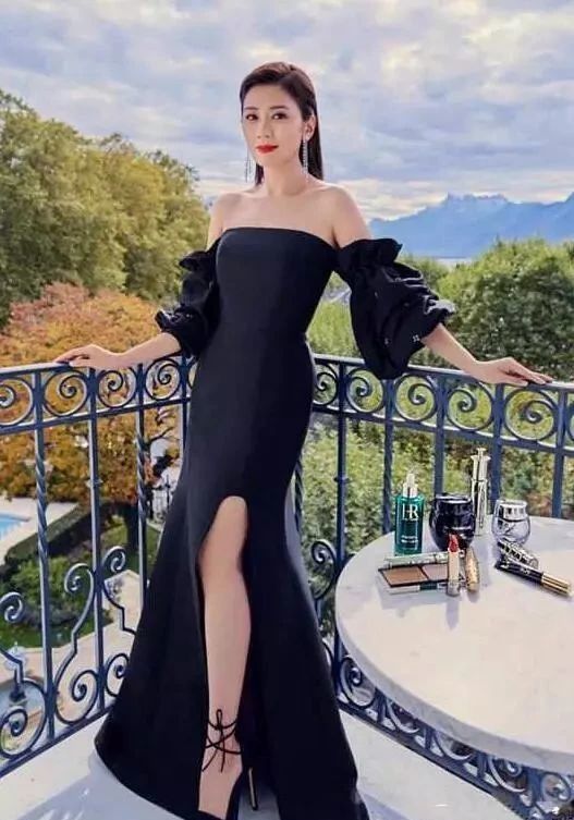 贾静雯出席活动穿透视装，灯罩造型大秀美腿，网友：真是太美了