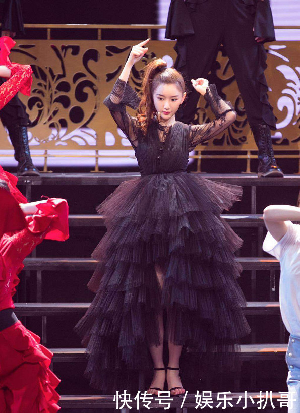 毛晓彤简直了,一袭黑裙秀舞姿如“仙女”,网友:陈晓后悔也没用