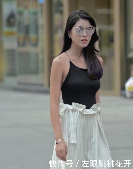 『美女』街拍:阔腿裤搭配黑色吊带衫,美女身材苗条有致,让人无法遗忘