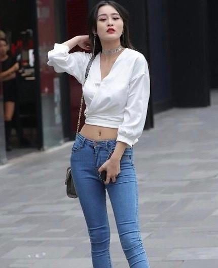  女人：修身显瘦牛仔裤，展现女人迷人曲线靓丽动人，妖娆身姿太迷人！