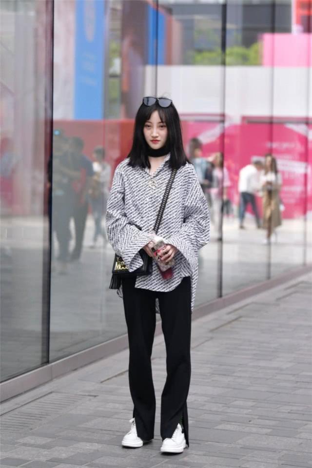 气质:街拍:气质靓丽的时尚美女,渐变色的连衣裙美观又时尚