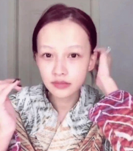 『化妆』孙怡直接素颜出镜引热议,不化妆和美图判若两人,果然是照妖镜!
