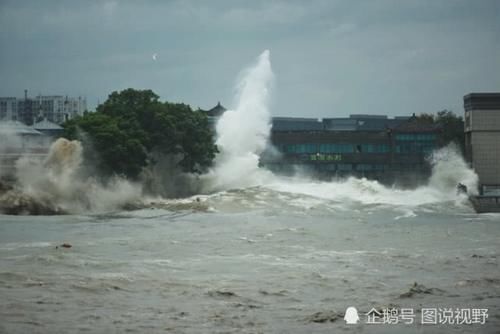 台风“米娜”国庆助力钱江大潮掀巨浪 游客感慨自然奇观名不虚传