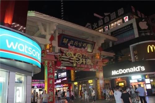 三亚最著名的商业街，是国内最短的步行街之一，外地游客最常去！