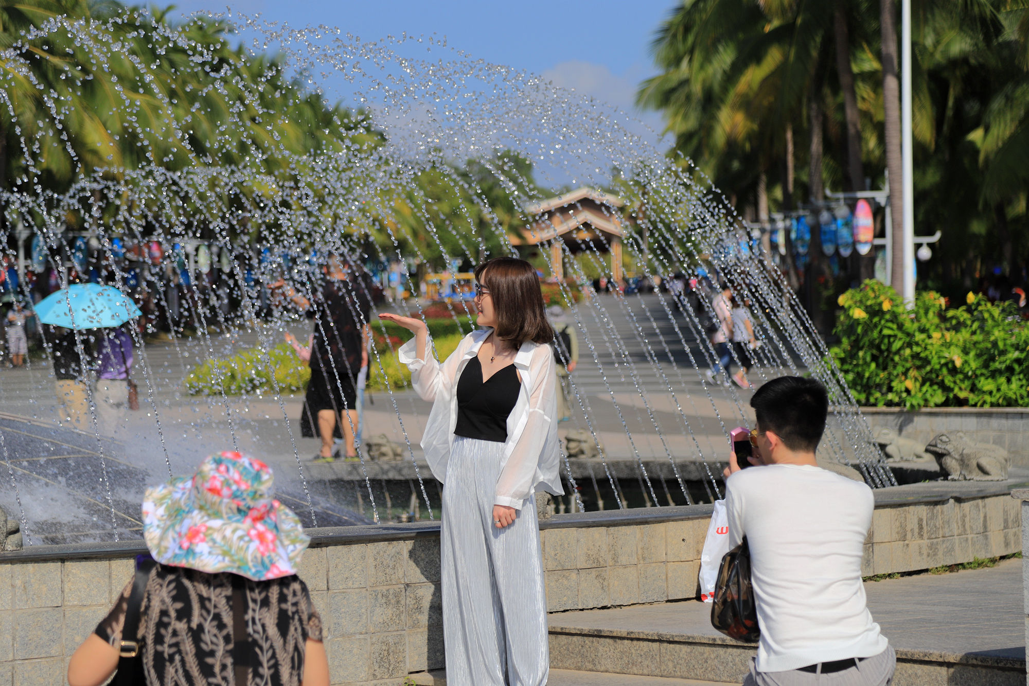 【遇上一座城】请到天涯海角来，一起去看比基尼大长腿的三亚微游