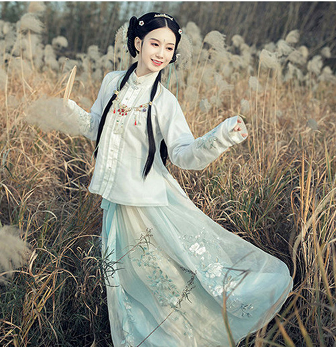  「古韵」穿汉服太显古韵, 微胖女人也可以穿出高贵感, 让人心动又着迷