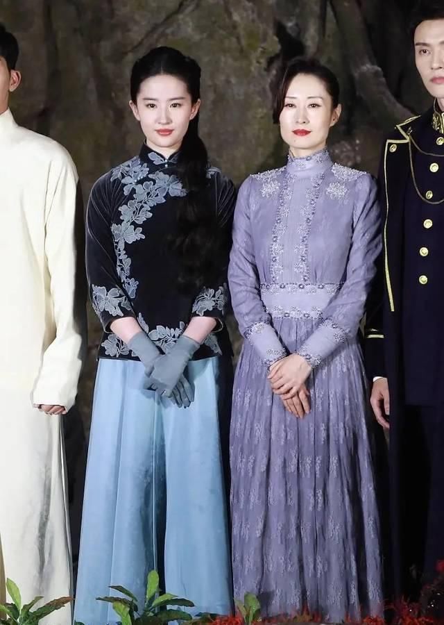  #旗袍#刘亦菲与大12岁刘敏涛同台，紧身旗袍上衣太显壮，身材不如刘敏涛