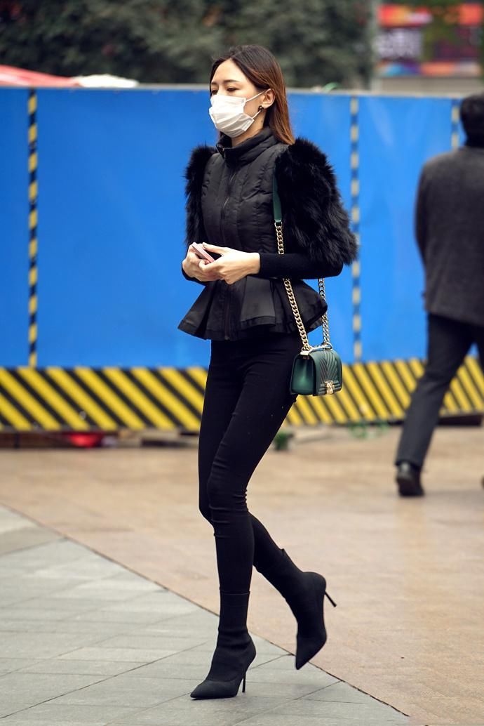 街拍:清丽的长裙，治愈系笑容，小姐姐的美精致而优雅