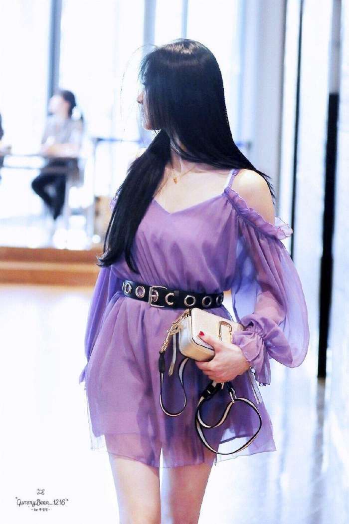 19岁周洁琼真大胆, 裙子全靠“两根绳子”撑着, 断了可就尴尬了!