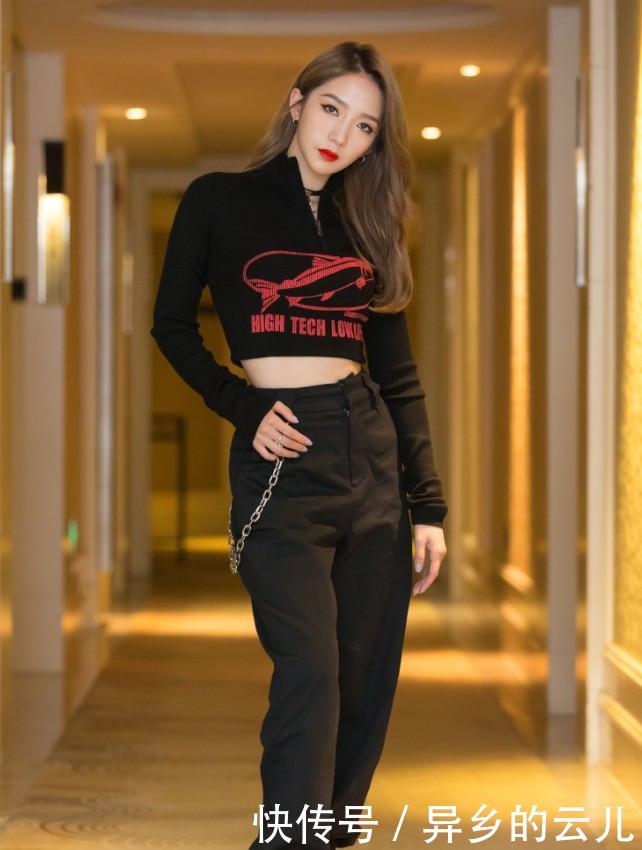 孟美岐太拼了,白T配短裙也能凹出“蚂蚁腰”,脖子上绕毛线了?