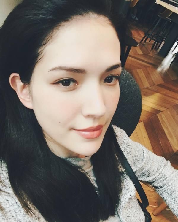 许玮宁海外旅游秀美背!却被她的一百种唇色抢了镜?都是九年义务教