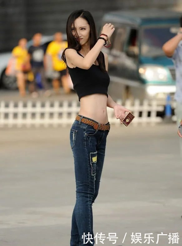 气质小姐姐紧身穿搭尽显青春妩媚，路人搭讪一脸羞涩的笑容