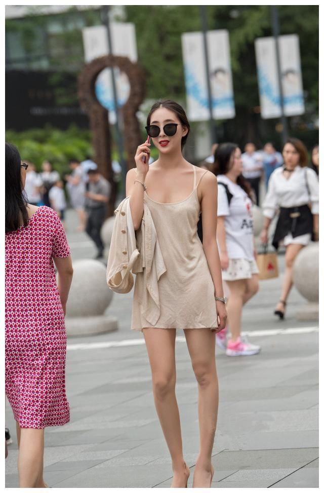 街拍：图5和图6都是千万身家白富美，你更喜欢哪一个