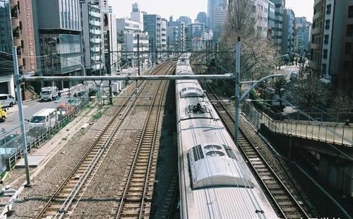  国家：日本这个拥有1万个火车站的国家，纵横交错，一不小心就会