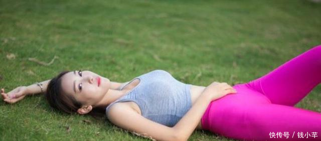 时尚穿搭打底裤的简约装扮，让女人到哪里都能显出自信十足！