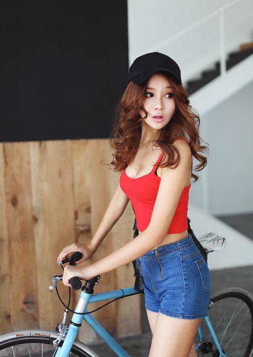 街拍:紧身裤满满女人味, 带着几分小俏皮, 而不显单调!