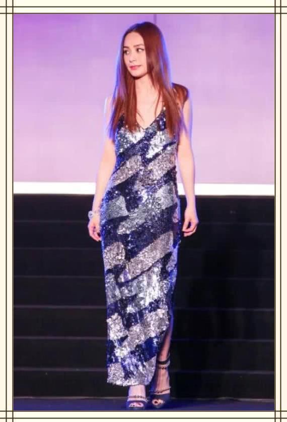 阿娇密月归来，大妈裤上身衣然美到炸，网友：爱情力量真伟大！