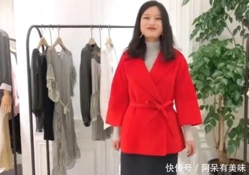 [时髦]女人秋冬别乱买呢子大衣，今年流行的款式，时髦显瘦还不贵
