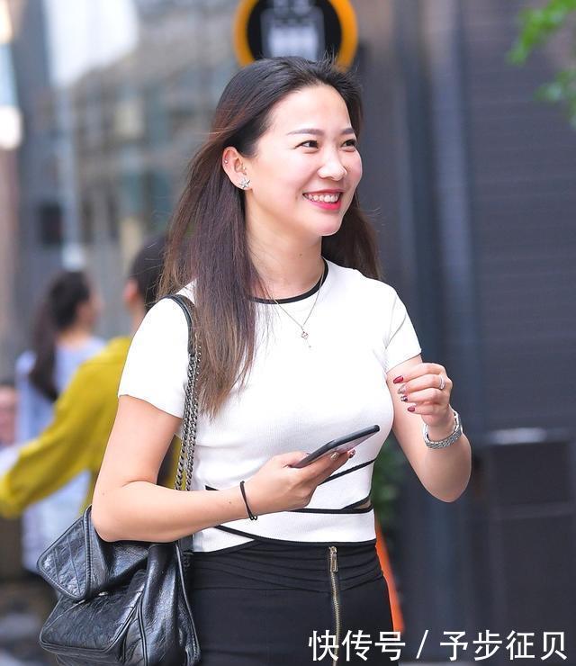 【 10笑靥如花】她的笑容有种别样魅力,街拍:小姐姐清纯中带着妩媚