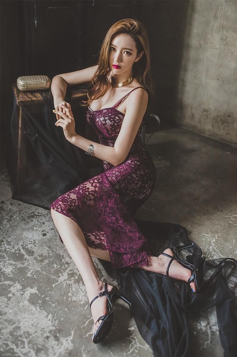 天然美女李妍静穿蕾丝包臀长裙，拍火辣性感高清写真！