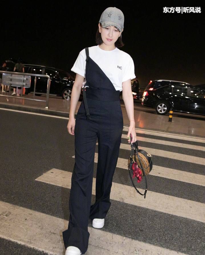 马苏素颜状态好，夹着2块钱饮品好接地气，穿搭普通像路人!