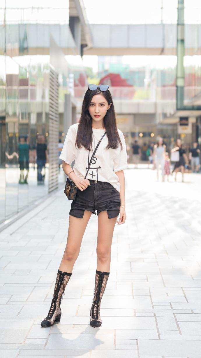 北京街拍：长相甜美的小姐姐，打扮起来更是好看到想撩她！