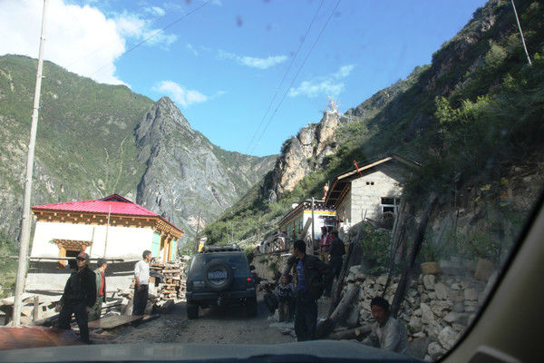 自驾霸道穿越丙察察闯西藏，悬崖边上走一遭，遭遇塌方，泥地陷车