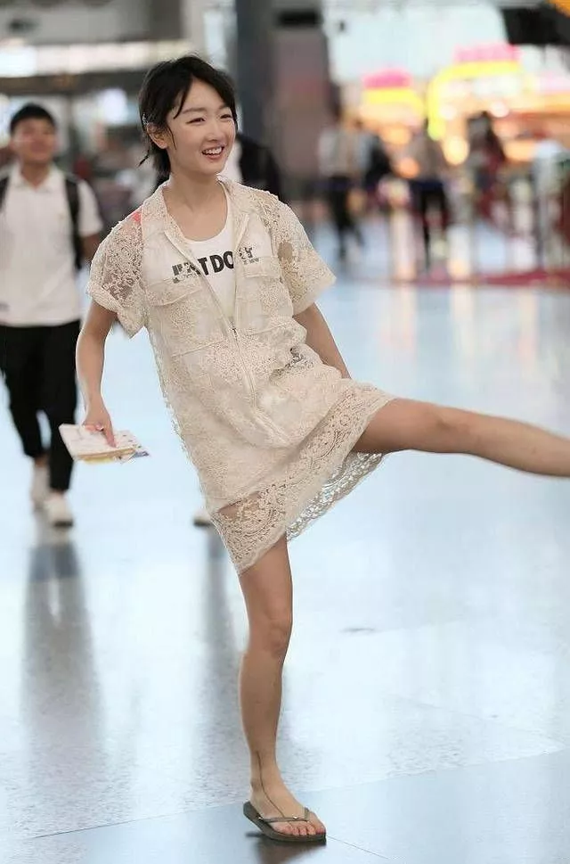 周冬雨太拼了,蕾丝短裙配拖鞋放飞自我,网友:高抬腿给谁看?
