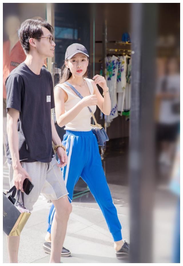 街拍:性感吊带连体开叉裙，尽显成熟女性的妩媚，让人无法阻挡