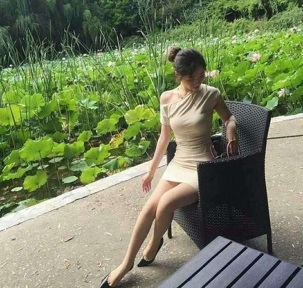 街拍: 唯美细腻的女生时尚出街, 网友: 总想让人多看一眼