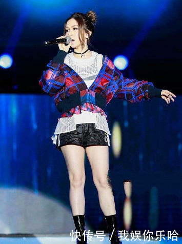 邓紫棋的5套衣服，吊带背心全靠两条带支撑，网友：佩服！