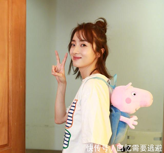 胡冰卿时尚气质甜美, 典雅大方, 自然灵动清新动人