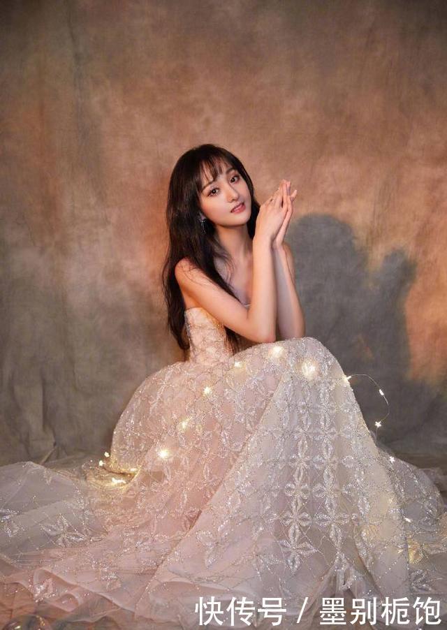 直发：郑爽真是特别的存在，稍微胖点就变美，穿碎花配黑直发美出新高度