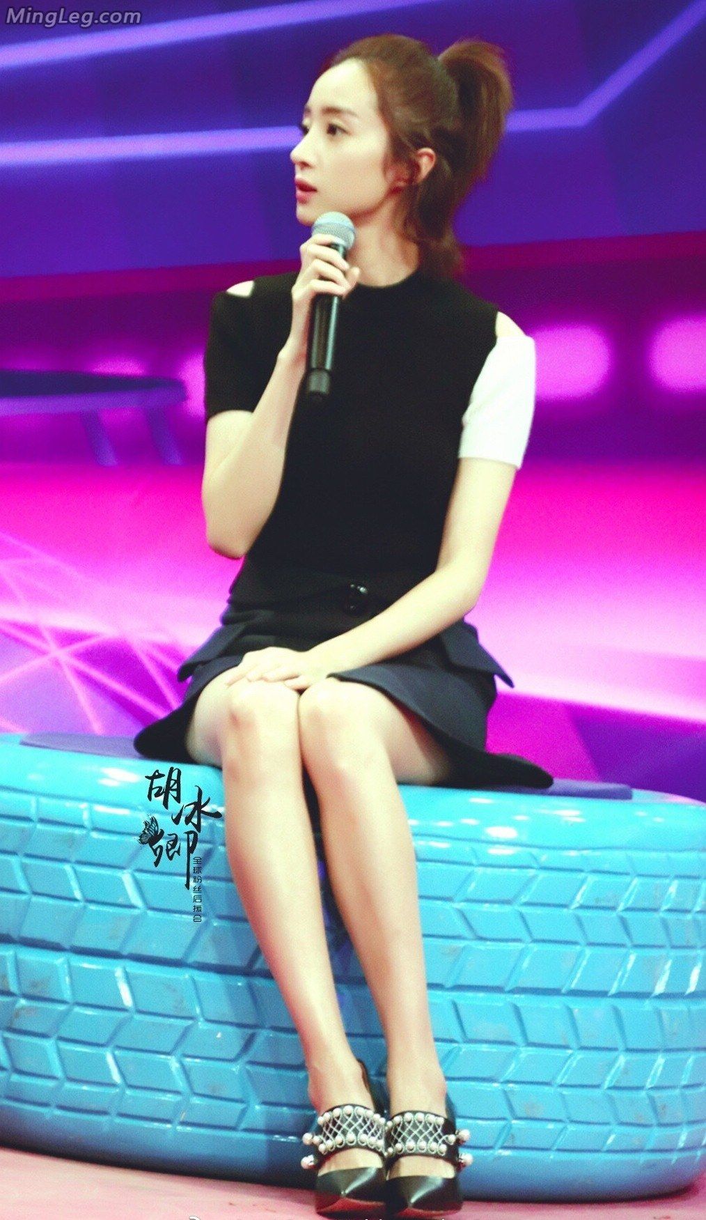 胡冰卿参加某访谈节目，黑色尖头高跟鞋搭配黑色短裙 小腿真美