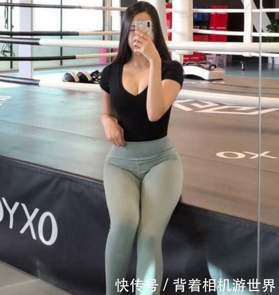 很多聪明的女性喜欢选择打底裤，舒适时尚凸显好身材！