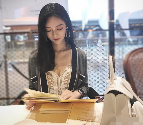 街拍：成熟清爽纯净靓丽的少女，火辣身材搭配时尚让人怦然心动!