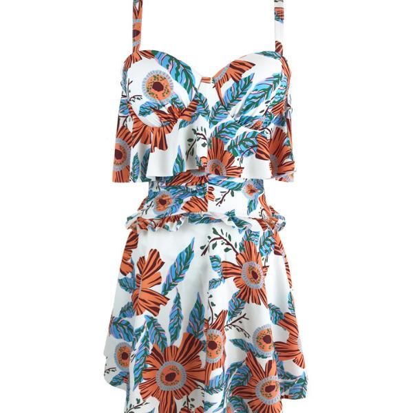 夏日海边度假，女神泳衣性感又迷人