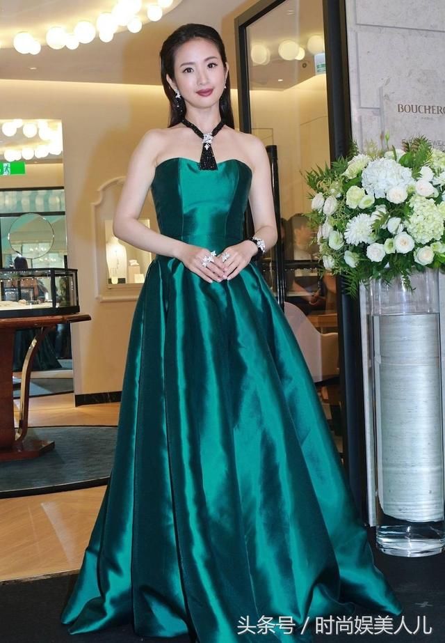 林依晨出席发布会，一袭绿色抹胸长裙性感优雅，却被妆容打败！