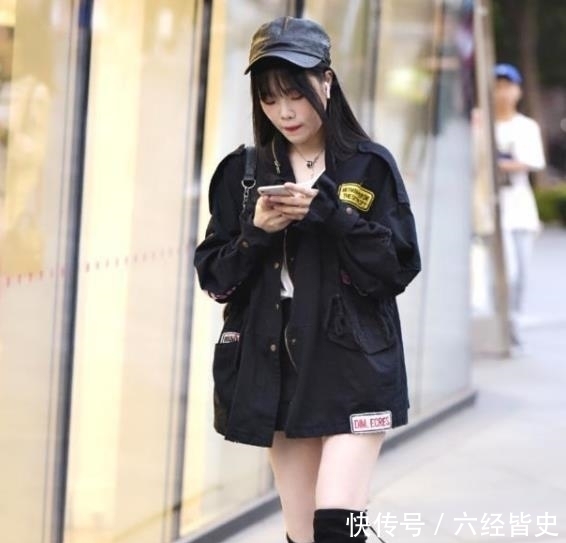  「美女」街拍：秀外慧中的美女，一件黑色背心配打底裤，时尚运动活力气质