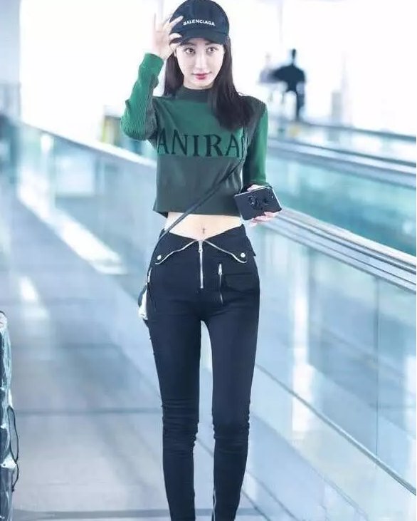 李菲儿穿“鱼骨裙”走秀，网友:可能对美有什么误会!