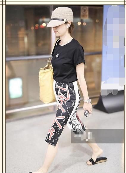 本以为马伊琍的机场拖鞋够随性的了，可看到大表姐刘雯，我沉默了