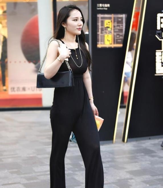  美女■街拍美女：身材高挑的小姐姐，简单搭配吊带裙，充满潇洒活力！