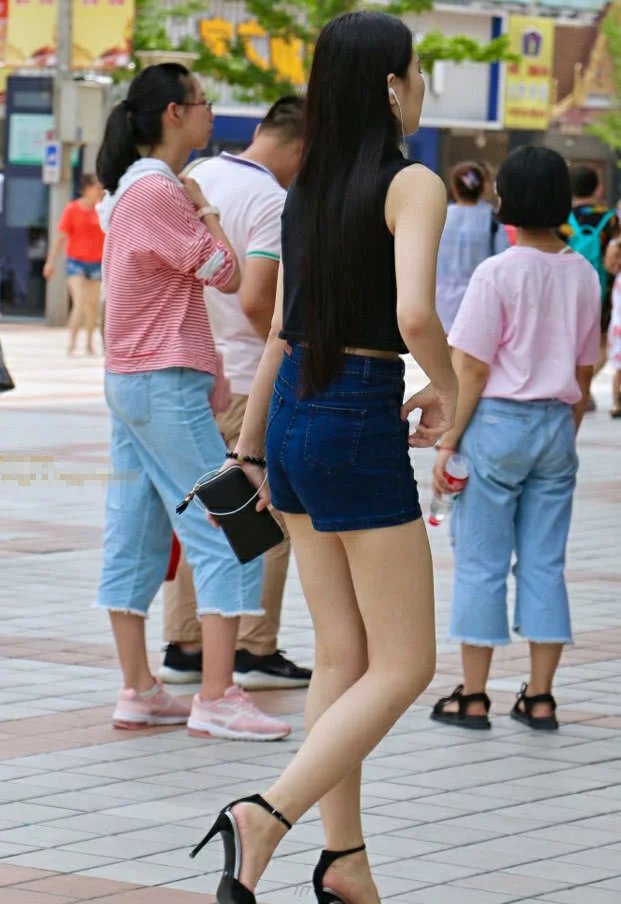 小姐姐紧身衣包裹浑圆饱满的曲线，曼妙的身材很迷人