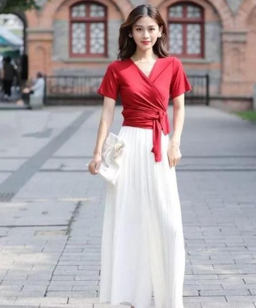  短袖：街拍：如花似玉的美女，一条黑色短袖配白色裙子，时尚清新靓丽美