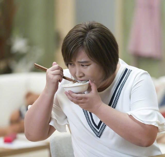 条纹:37岁贾玲真讨喜,穿运动装秀柔韧度惊艳,条纹袜却暴露一颗少女心