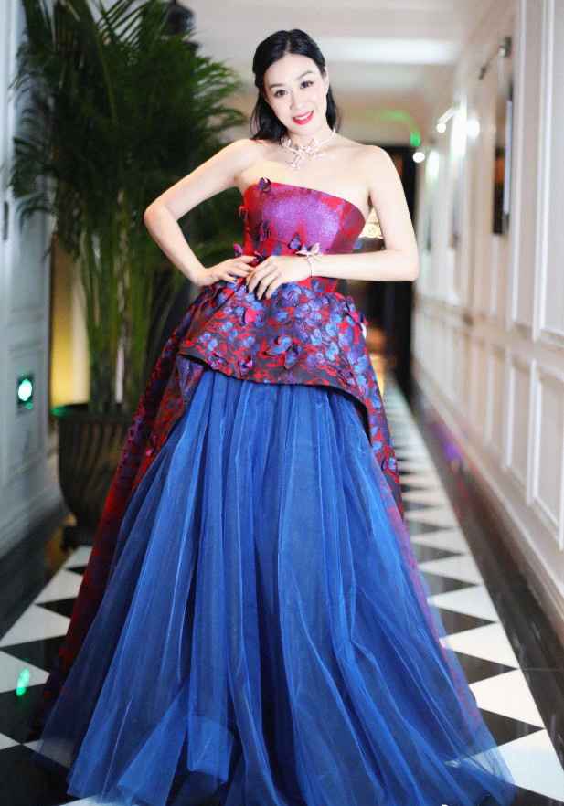 47岁钟丽缇强行装嫩，穿粉色裙扎蝴蝶结，却败在了鞋子上！