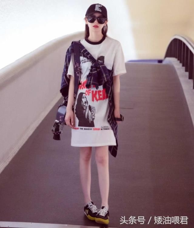 戚薇紧身皮裤加红绸缎，下身帅酷上身复古霸气，狂魅又撩人！